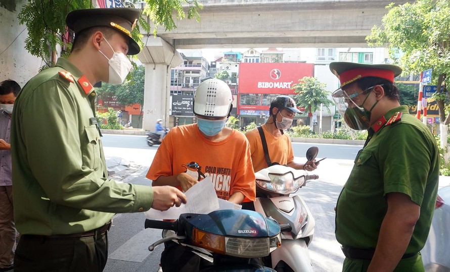 Lực lượng liên ngành chốt tại các tuyến đường nhắc nhở, xử lý vi phạm phòng chống dịch.