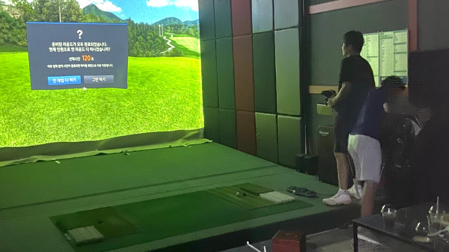 Hình ảnh trong các phòng chơi golf điện tử. Ảnh Công an cung cấp