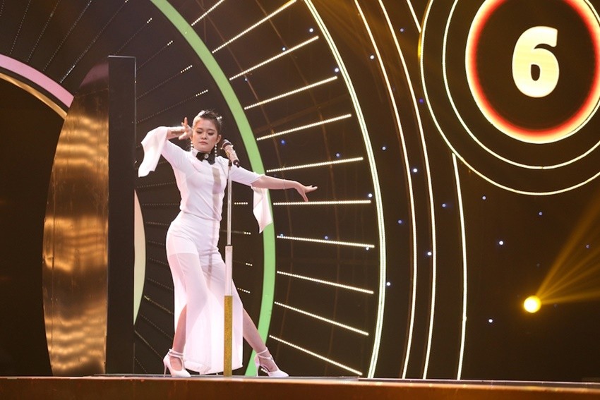 Nữ thí sinh Song Kỳ giống với "tiểu long nữ" nhưng lại có giọng hát thảm họa.