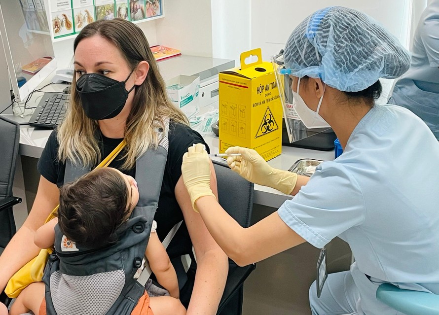 Pháp chích vắc-xin ngừa COVID-19 cho công dân sống tại Việt Nam 