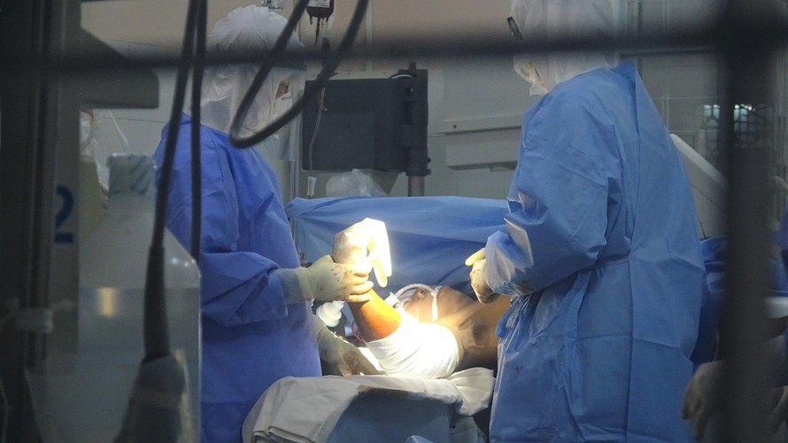 Nam bệnh nhân bị máy cắt giấy chém lìa 2 tay