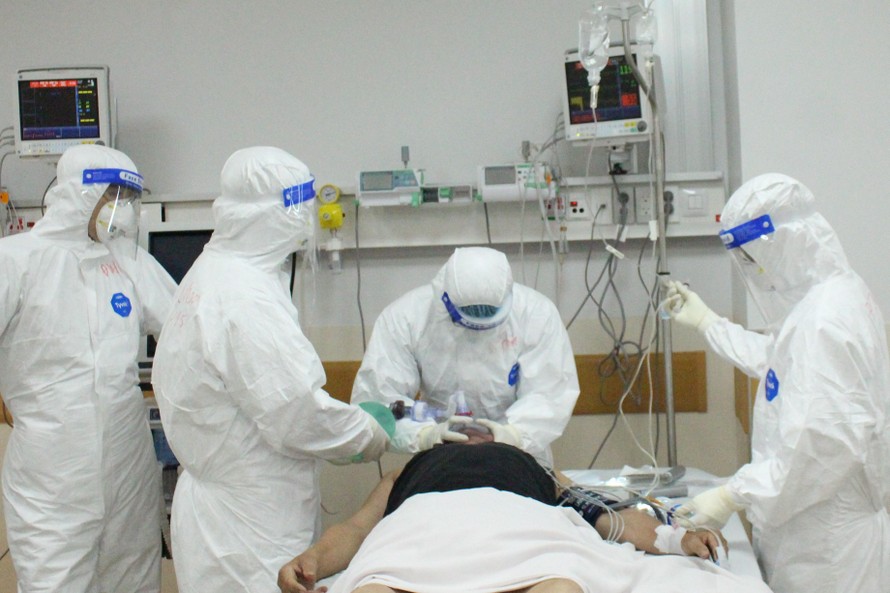 Các bác sĩ tại Bệnh viện Hồi sức COVID-19 nỗ lực cấp cứu một trường hợp diễn tiến nặng