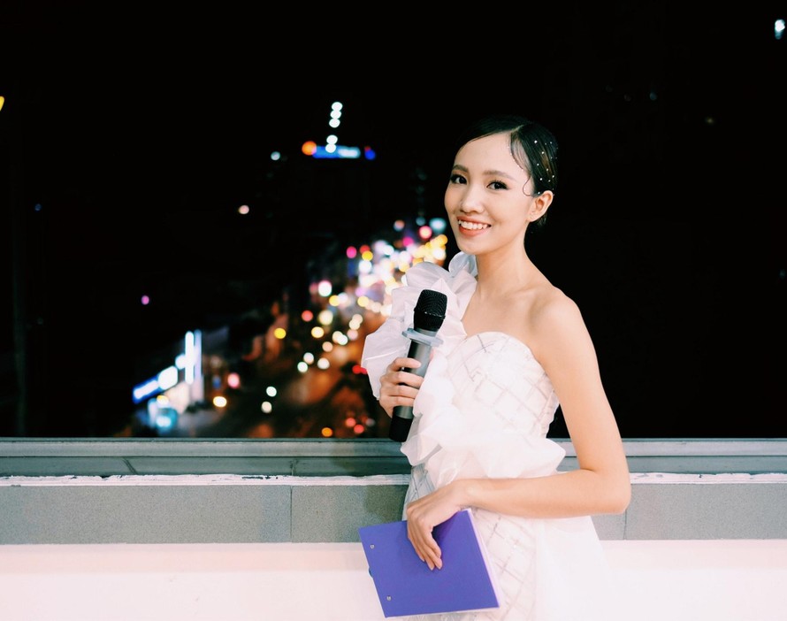 Từ CLB phát thanh ở Ký túc xá đến sân khấu chuyên nghiệp của Khánh Linh 