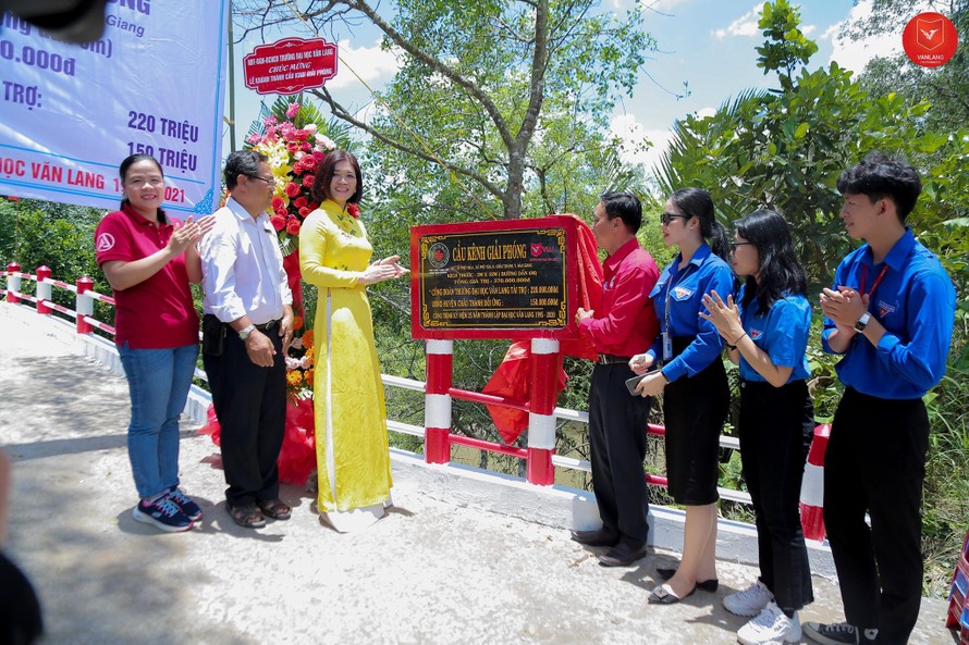 Khánh thành cầu “Giải Phóng” tại Hậu Giang do trường ĐH Văn Lang trao tặng. 