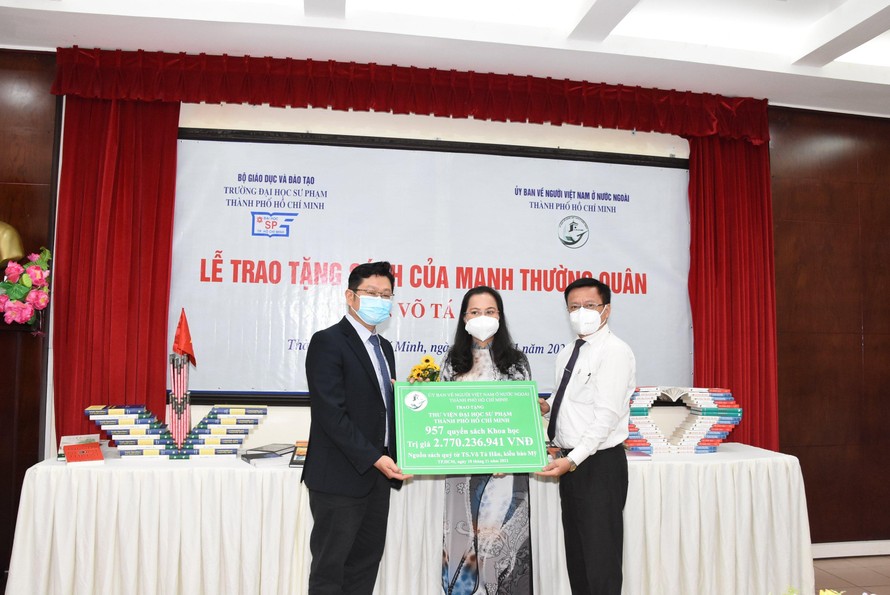 Tặng gần 1.000 cuốn sách khoa học cho trường ĐH Sư phạm TP. HCM