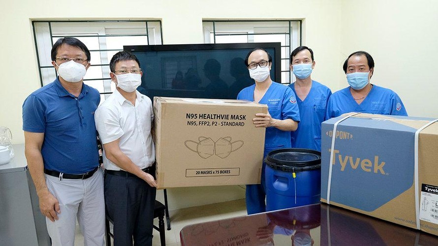 Hình ảnh buổi trao vật tư y tế cho Trung tâm cấp cứu 115 Hà Nội