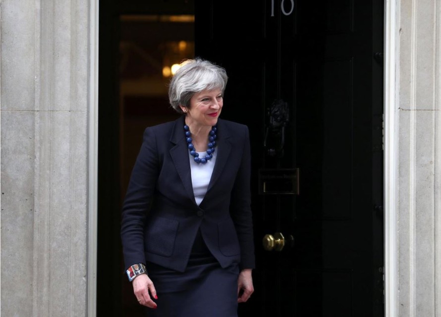 Thủ tướng Anh Theresa May vẫy chào Thủ tướng Bồ Đào Nha Antonio Costa tại London. Ảnh: REUTERS.