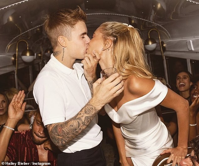 Justin Bieber được vợ chúc mừng sinh nhật bằng loạt ảnh tình tứ