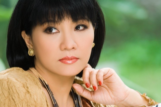 Ca sĩ Cẩm Vân nghẹn ngào đón sinh nhật tuổi 61 và xa cách gia đình