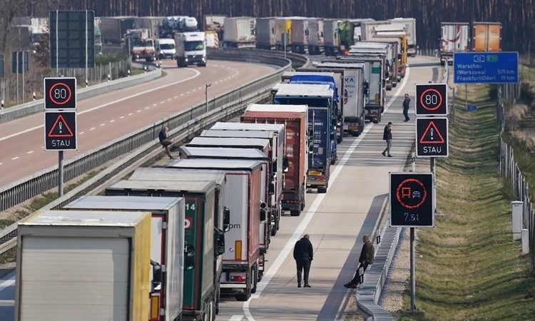 Ùn tắc giao thông diễn ra dọc đường biên giới các nước Châu Âu