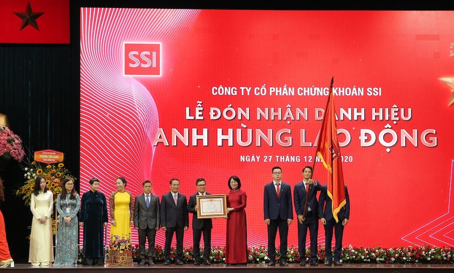 Phó Chủ tịch nước Đặng Thị Ngọc Thịnh (áo đỏ, thứ tư từ phải qua) trao danh hiệu Anh hùng Lao động thời kỳ đổi mới cho SSI