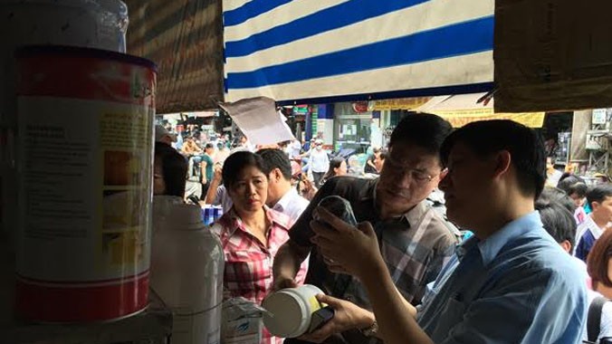 Thứ trưởng Bộ Y tế Nguyễn Thanh Long và Cục trưởng Cục An toàn thực phẩm Nguyễn Thanh Phong đang kiểm tra khu vực các cửa hàng bán phụ gia thực phẩm tại chợ Kim Biên, quận 5, TPHCM. Ảnh: Quốc Ngọc.