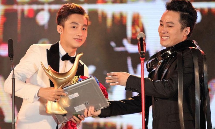 Ca sỹ Sơn Tùng nhận giải “Ca sỹ của năm” do ca sỹ Tùng Dương trao tại giải Cống Hiến năm 1016.
