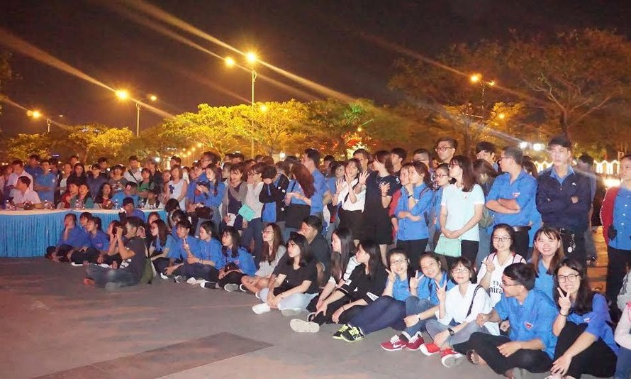 Sân chơi cuối tuần thu hút sự tham gia của đông đảo thiếu niên, ĐVTN và du khách tới Đà Nẵng. 