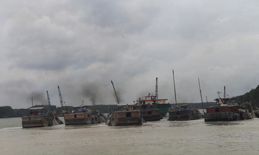Các xà lan khai thác cát trên sông Đồng Nai.