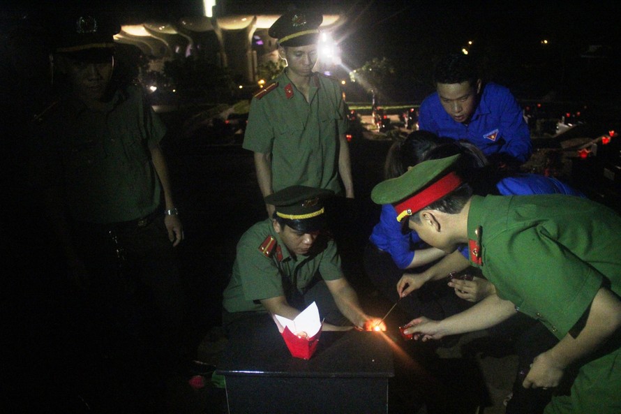 Hàng ngàn đoàn viên thanh niên Quảng Nam thắp nến tri ân anh hùng liệt sĩ