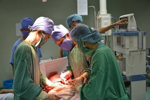 Các bác sỹ phẩu thuật cắt khối u trong người ông Tr.