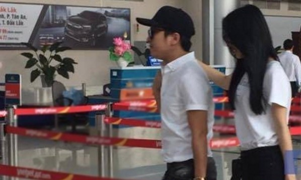 Hình ảnh Trường Giang- Nhã Phương tay trong tay ở sân bay lại khiến dư luận "dậy sóng".