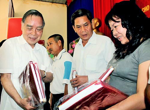 Nguyên Thủ tướng Phan Văn Khải trao gia phả cho các dòng họ tại huyện Củ Chi, TPHCM. (Ảnh tư liệu)