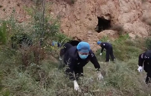 Cảnh sát tìm kiếm thi thể nạn nhân bên ngoài cửa hầm.