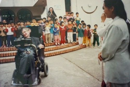 Ông Hawking biểu diễn màn xoay vòng với xe lăn tại làng trẻ em SOS. Ảnh: Nhân vật cung cấp.