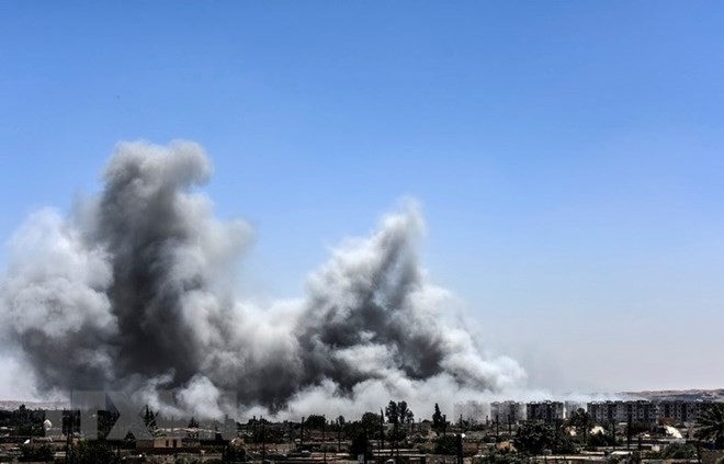 Khói bốc lên sau một cuộc không kích ở Syria. (Nguồn: AFP/TTXVN.)