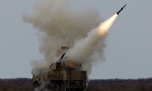 Một tổ hợp phòng không Pantsir-S1 Nga khai hỏa trong diễn tập. Ảnh: Sputnik.