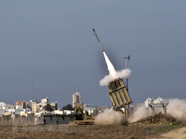 Tên lửa đánh chặn được phóng từ hệ thống phòng thủ tên lửa Vòm Sắt của Israel tại Ashdod ngày 18/11/2012. AFP/TTXVN 
