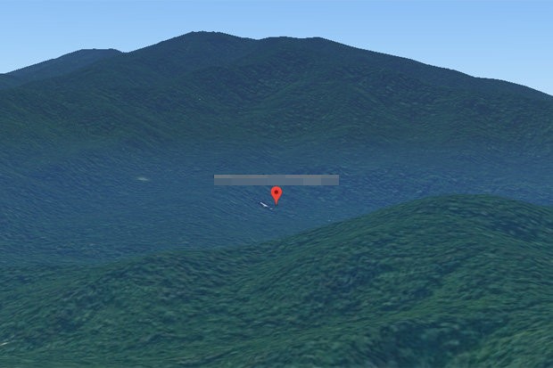 Hình ảnh chiếc máy bay nghi là MH370 rơi trên một sườn núi ở Campuchia. (Ảnh: Google Maps) 