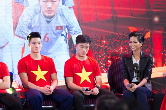 Hoa hậu H'Hen Niê từng có cơ hội giao lưu cùng đội tuyển Việt Nam.