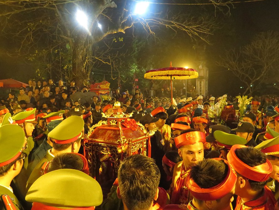 Mỗi năm, Lễ khai ấn đền Trần thu hút khoảng 15 vạn du khách đổ về Nam Định