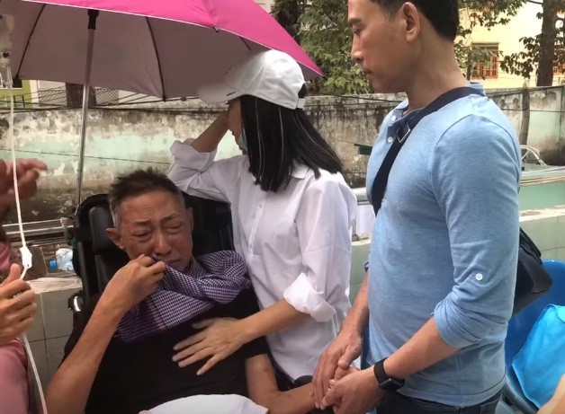 Cát Phượng lén lau nước mắt khi nghệ sĩ Lê Bình khóc nghẹn.