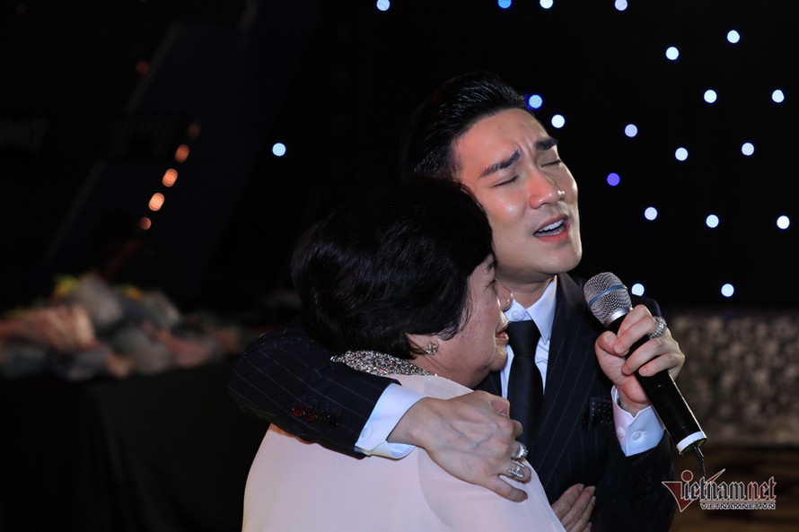 Quang Hà ôm mẹ hát và khóc trên sân khấu sau sự cố huỷ show. Ảnh: Lý Võ Phú Hưng.