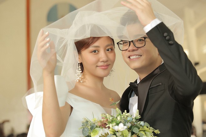 Sự thật ‘ngã ngửa’ về đám cưới của Văn Mai Hương và Bùi Anh Tuấn