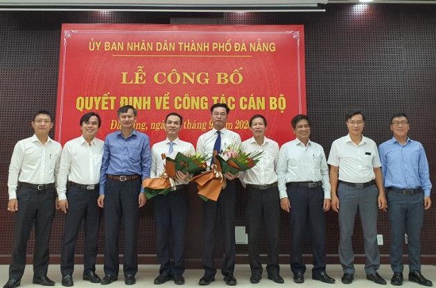 Ông Võ Nguyên Chương (giữa) và ông Đinh Quang Cường (thứ tư bên trái) nhận quyết định bổ nhiệm.