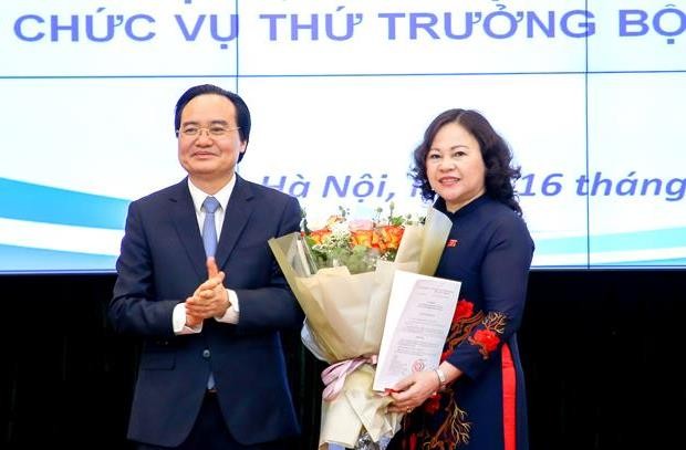 Bộ trưởng Phùng Xuân Nhạ trao quyết định và chúc mừng tân Thứ trưởng Ngô Thị Minh