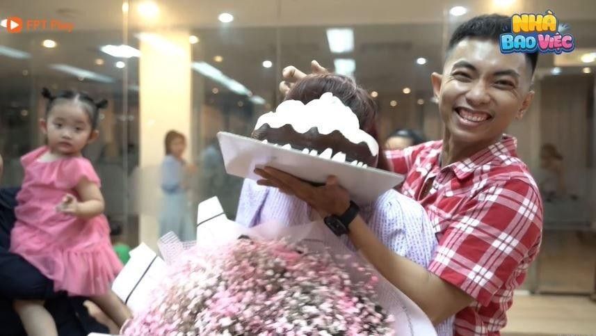 Showbiz 6/4: Phan Hiển lên tiếng về việc bị chỉ trích khi úp bánh kem lên mặt Khánh Thi