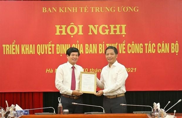 Ủy viên Bộ Chính trị, Bí thư Trung ương Đảng, Trưởng Ban Kinh tế Trung ương Trần Tuấn Anh trao Quyết định và giao nhiệm vụ cho ông Đỗ Ngọc An. (Nguồn: congthuong.vn)