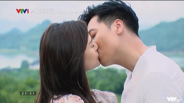 Nụ hôn ngọt ngào của Nam- Long đã khép lại bộ phim "Hương vị tình thân". 