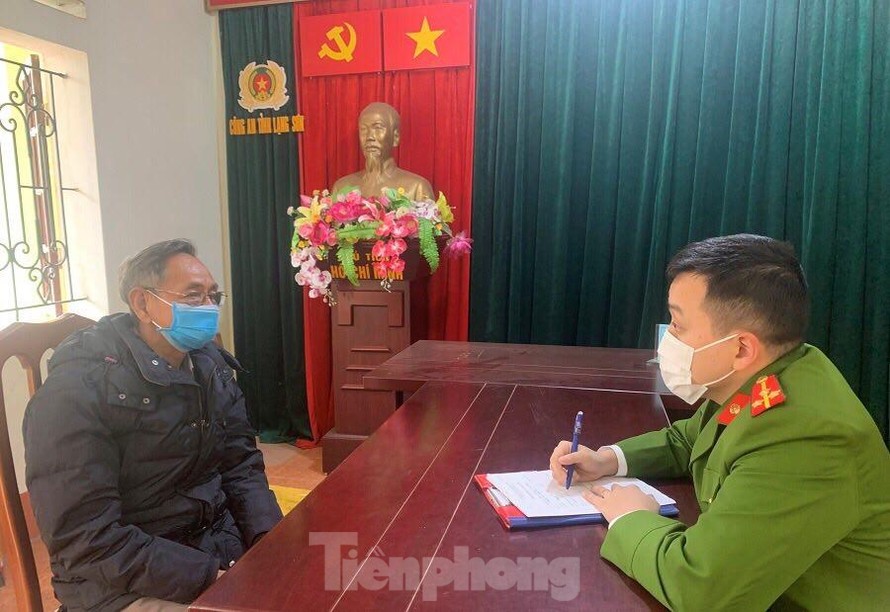 Đối tượng Hưởng (bìa trái) tại cơ quan công an .Ảnh: Hoàng Thơ