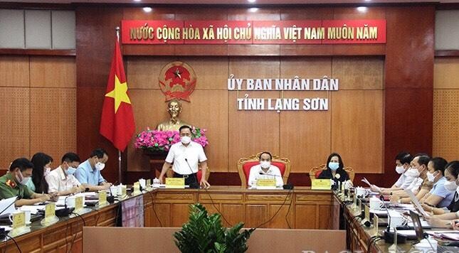 Ban chỉ đạo phòng, chống dịch COVID-19 tỉnh Lạng Sơn họp bàn, đề ra các biện pháp cấp bách. - Ảnh: T.T