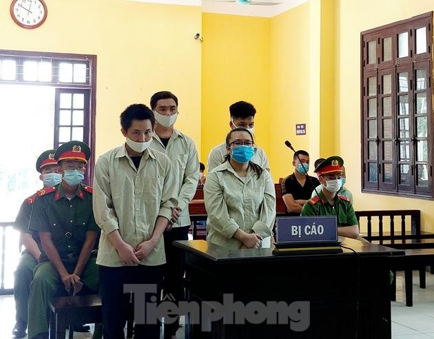 Trùm lừa đảo Bùi Thị Oanh (hàng đầu, bìa phải) cùng 3 đồng phạm ra tòa lĩnh án -Ảnh: TL