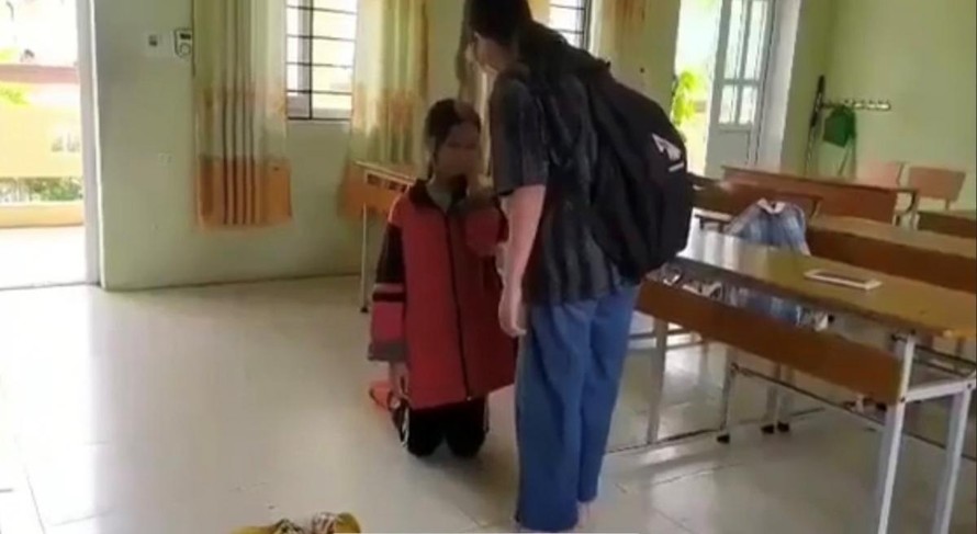 Cảnh nữ học sinh bị bạn học bắt quỳ, đánh được cắt trong đoạn Clip dài khoảng 2 phút. 