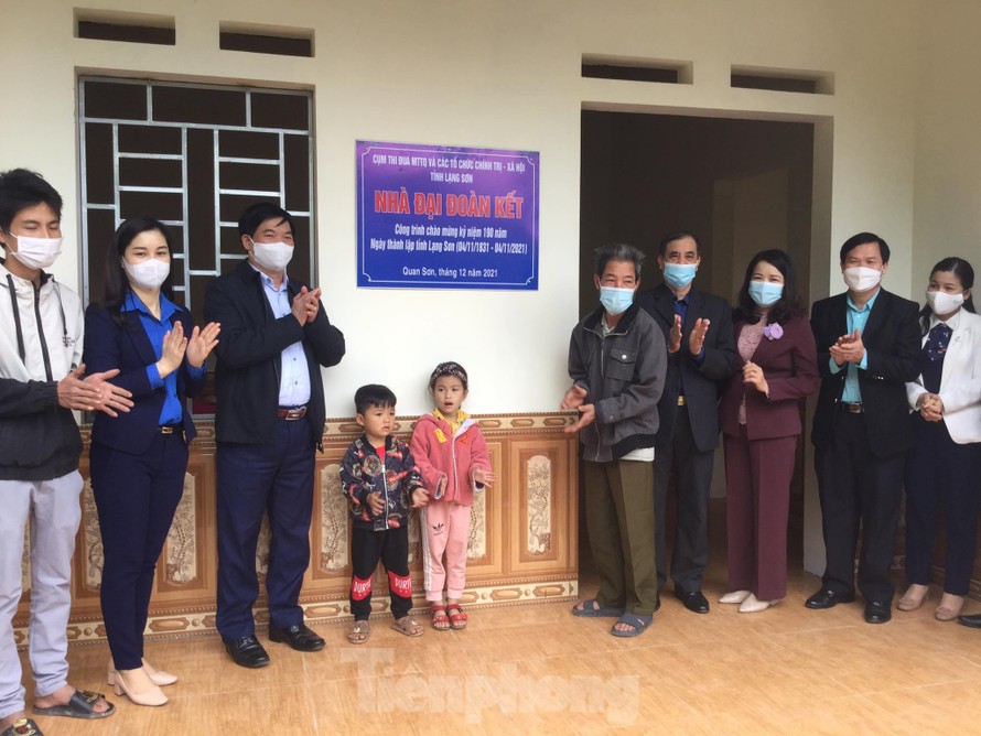 Tỉnh đoàn và Cụm thi đua MTTQ và các tổ chức chính trị- xã hội tỉnh Lạng Sơn khánh thành, bàn giao căn nhà rộng 60m2 khang trang, vững chãi cho gia đình ông Vi Văn Thảo ở thôn Củ Na, xã Quan Sơn, huyện Chi Lăng. Ảnh: Duy Chiến 