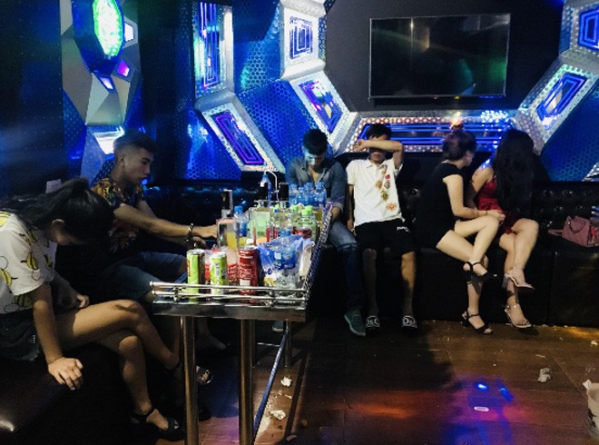 Hà Nội Bắt giữ nhóm thanh niên bay lắc tại quán Karaoke