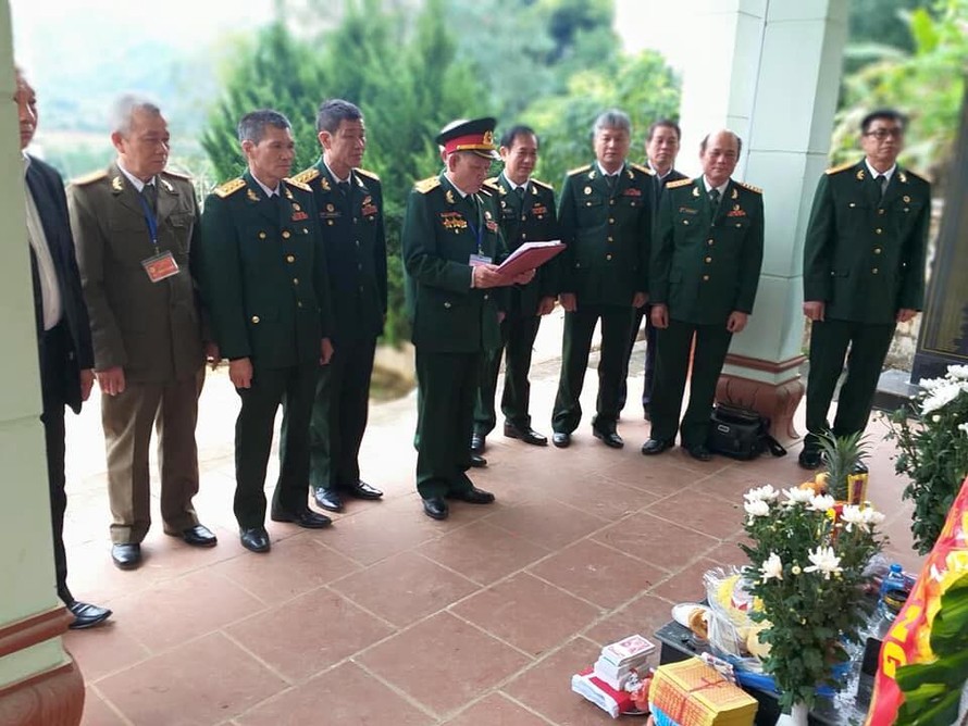 Các cựu chiến binh Hậu cần Sư 337 thành kính dâng hương tưởng niệm đồng đội đã hy sinh tại cầu Khánh Khê .Ảnh: Duy Chiến