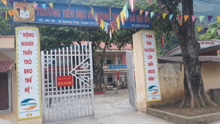 Trường Tiểu học-THCS Mỏ Đá, nơi ông Q công tác rất gần gia đình bà T. Hiện cả hai đang bị tạm đình chỉ công tác .Ảnh: Duy Chiến