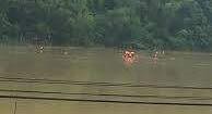 Lực lượng chức năng đã vớt người xấu số trên sông Tu Đồn .Ảnh: TL
