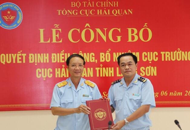 Lãnh đạo Tổng cục Hải quan trao Quyết định bổ nhiệm cho tân Cục trưởng HQ Lạng Sơn Nguyễn Hoàng Tuấn (bìa phải) .Ảnh: Trí Dũng 