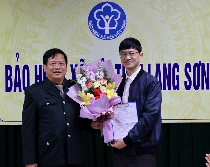 Ông Hoan (bìa phải), nhận quyết định đảm trách phó GĐ Bảo hiểm XH tỉnh Lạng Sơn .Ảnh: Phương Thảo